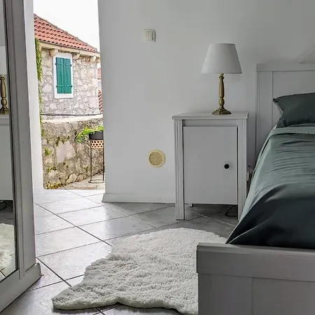 Stone House Bella *